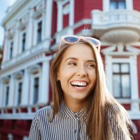 young-beautiful-cheerful-woman-sunglasses-walking-around-city-smiling (1) (1)-min young-beautiful-cheerful-woman-sunglasses-walking-around-city-smiling (1) (1)-min